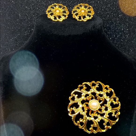 Avon Jewelry - AVON 1993 Flower Blossom Gift Set ~ Pin & Earrings